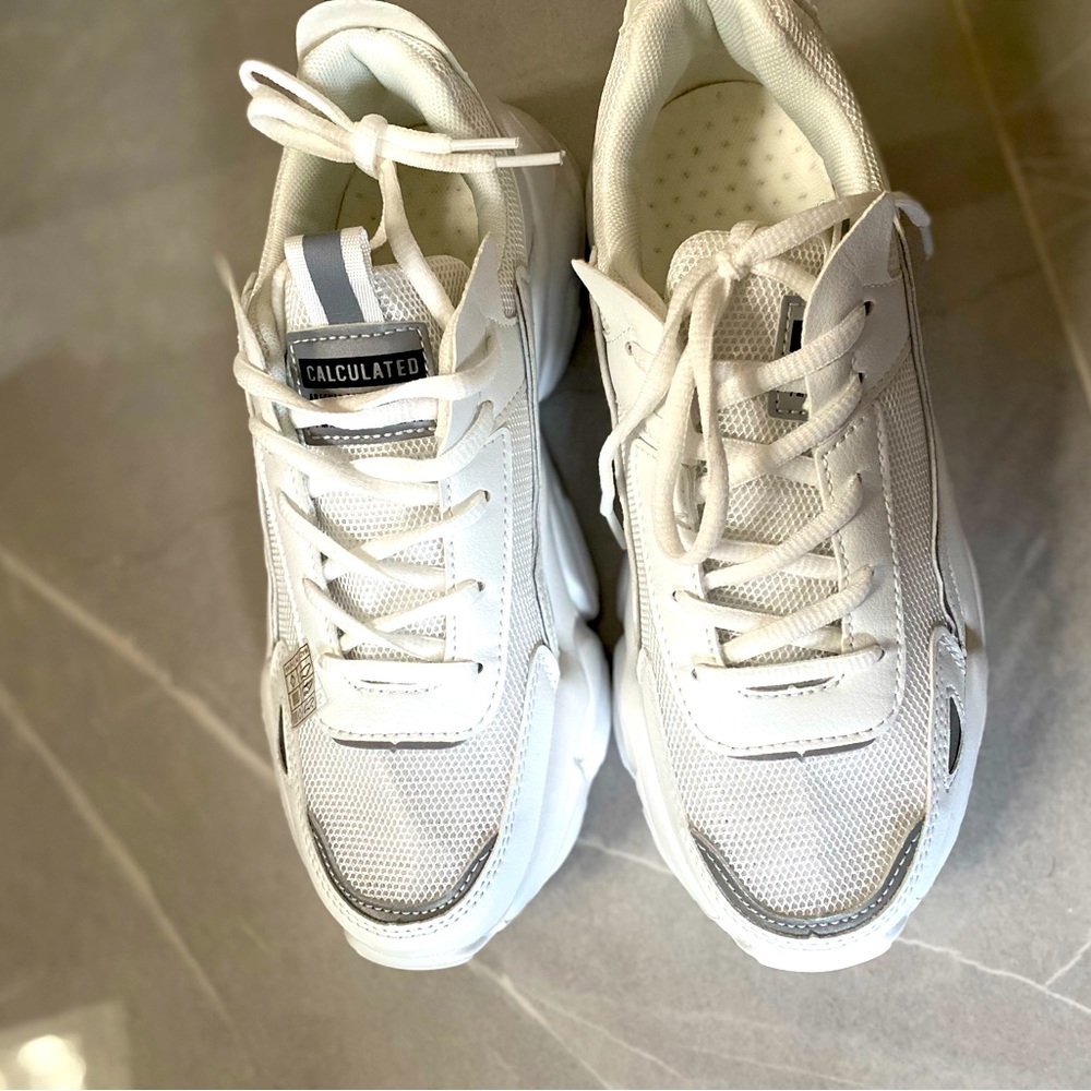 White sneakers 👟 size 9.5